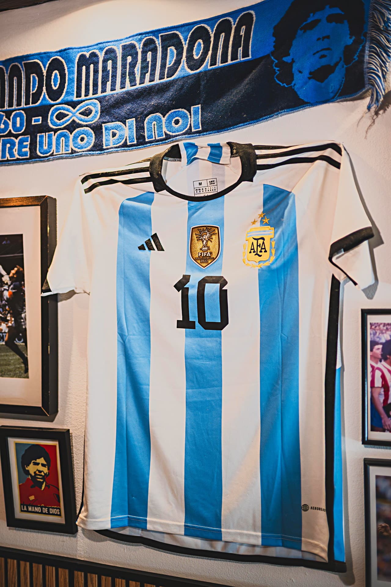 Gerahmtes Maradona-Trikot an der Wand des Lokals