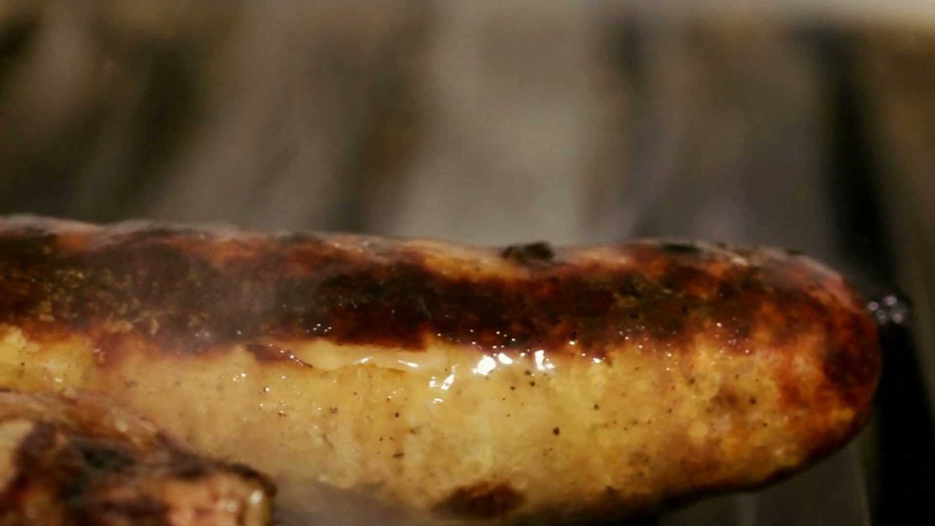 Chorizo Criollo brutzelt auf dem Grill des Abra Pampa, Granada