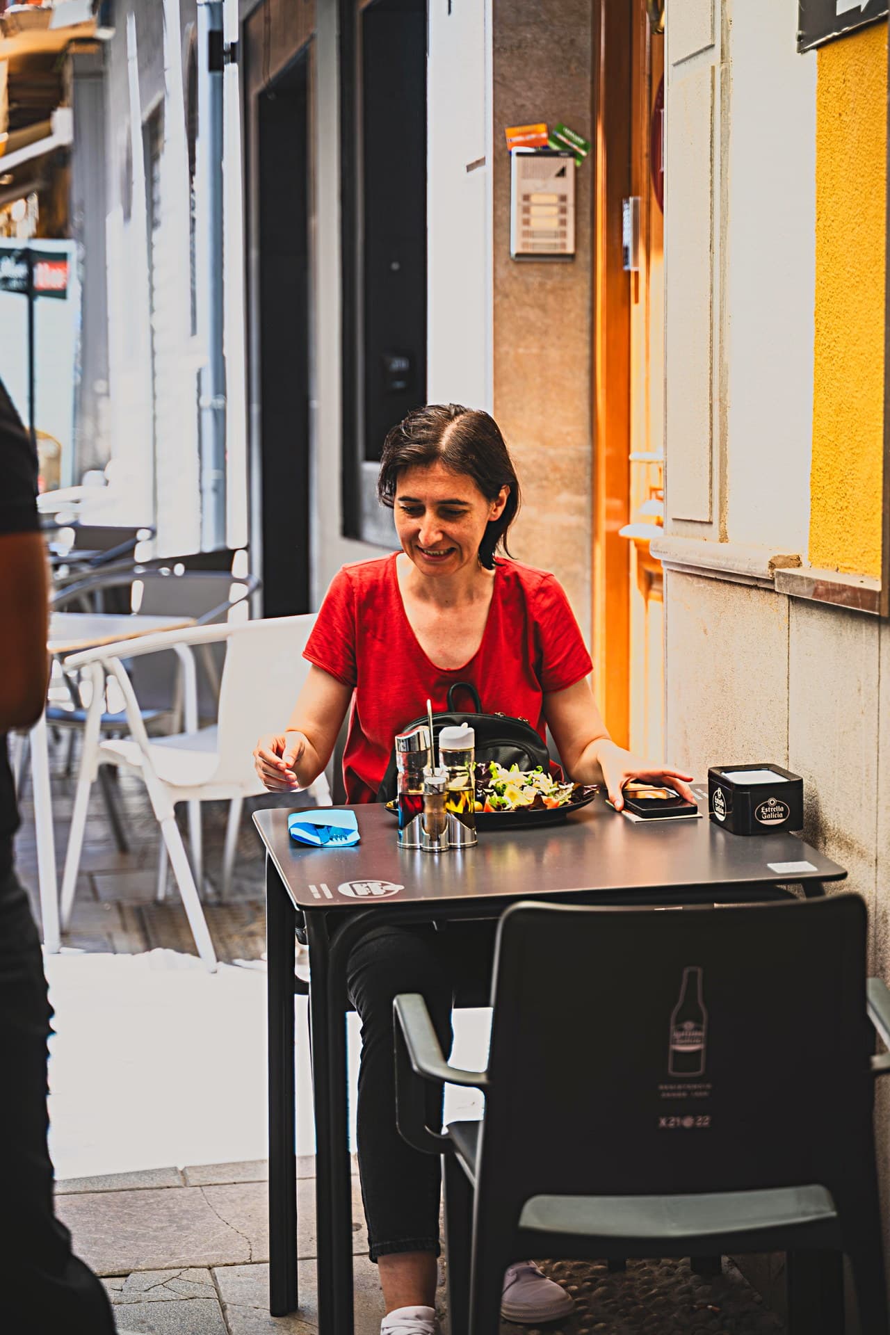 Paar genießt die Terrasse der Taverne Abra Pampa in Granada